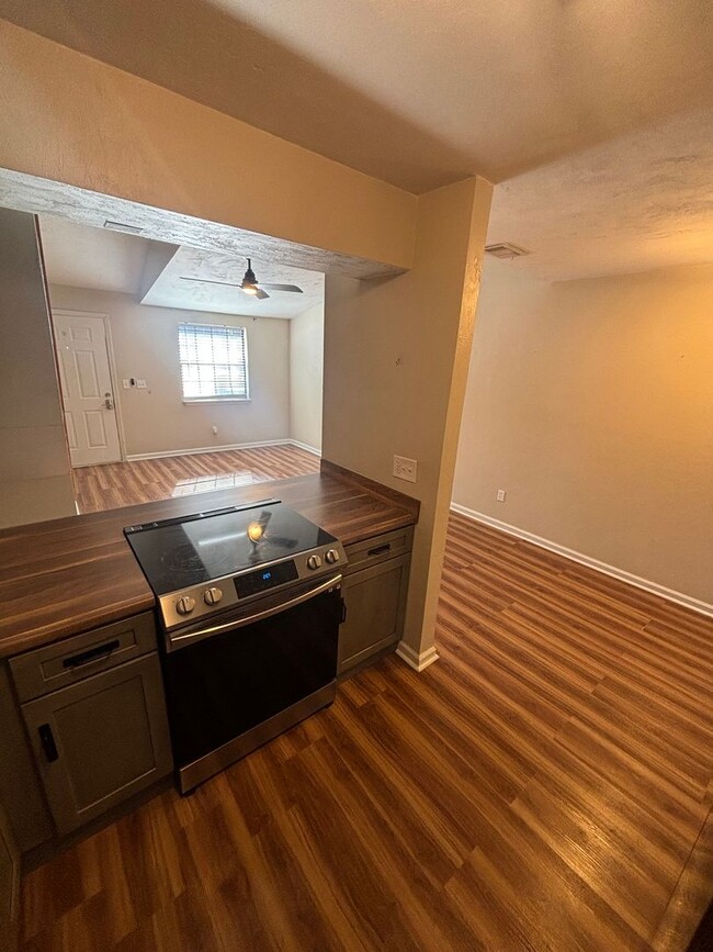 Foto del edificio - Spacious, Updated 3x2 Townhome Near FSU & TCC