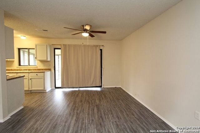 Foto del edificio - 6659 GRIST MILL ST