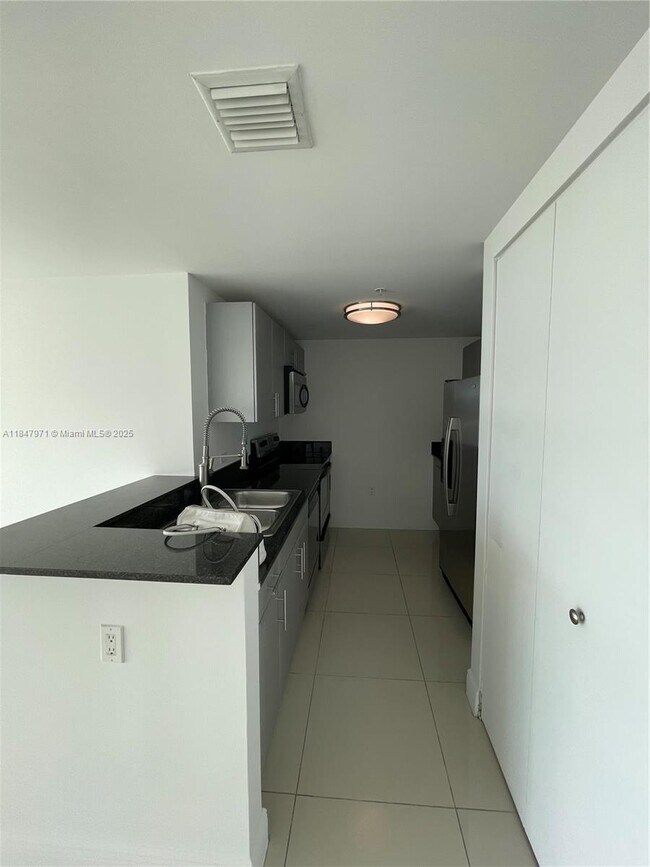Foto del edificio - 1861 NW S River Dr