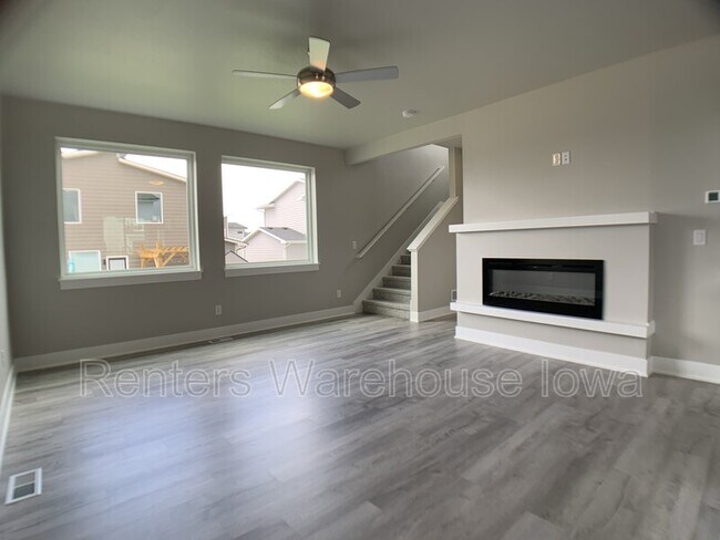 Building Photo - 1400 NE Cedarwood Dr