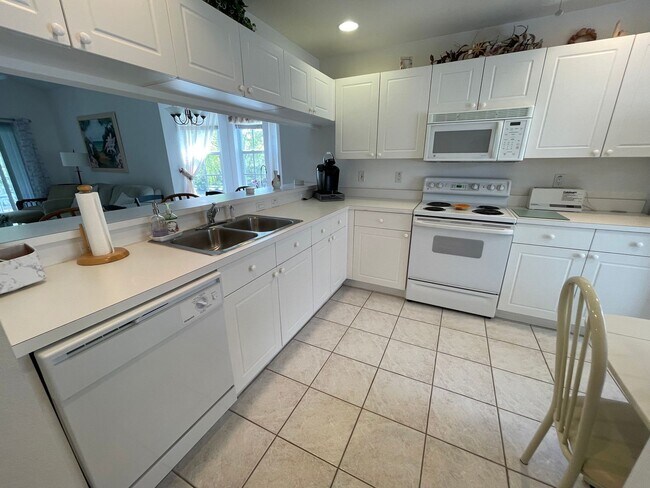 Foto del edificio - 3483 Lake Shore Dr. #323 - John