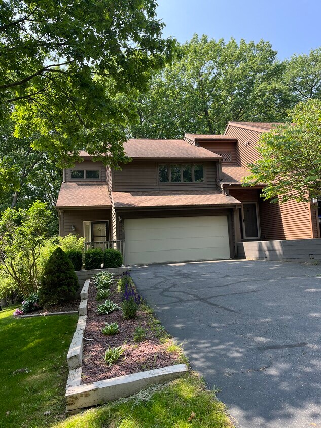 Foto principal - 523 Clubhouse Rd