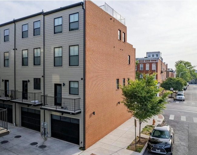 Building Photo - Spacious 4Bed/4Bath in Riverside/SoBo