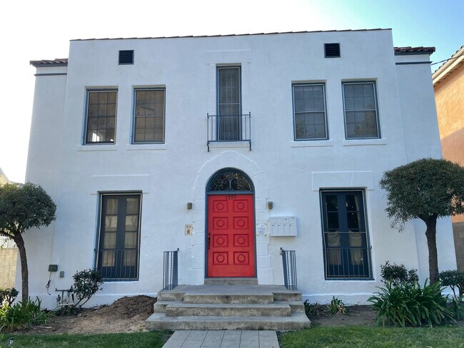 Building Photo - 1555 N Kenmore Ave
