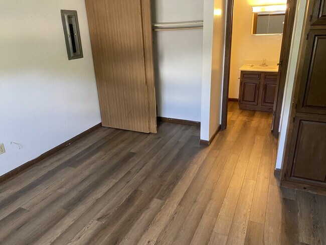 Building Photo - Green Valley Drive Apartments