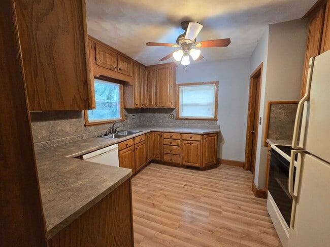 Building Photo - 2 Bedroom House