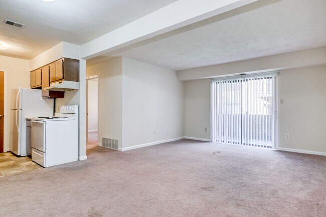 Building Photo - 2 bed/1 bath  Undergrads. On bus line. Pet Friendly.