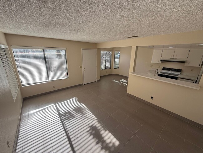 Foto del edificio - TWO BEDROOM / ONE BATH TWO-STORY CONDO IN ...