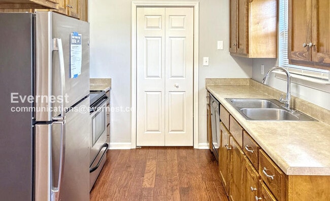 Foto del edificio - 619 St Clair Ln