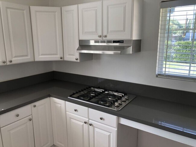 Building Photo - LOVELY UPGRADED WEST HILLS HOME!