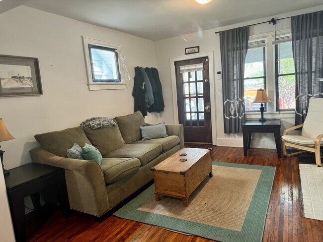 Living room - 1235 Bruck St