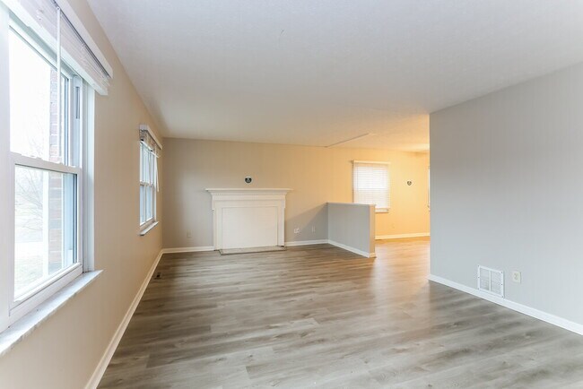 Building Photo - 1104 Carrousel Dr E
