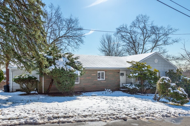 Photo - 18 Devon Dr House