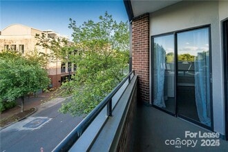 Building Photo - 224 N Poplar St