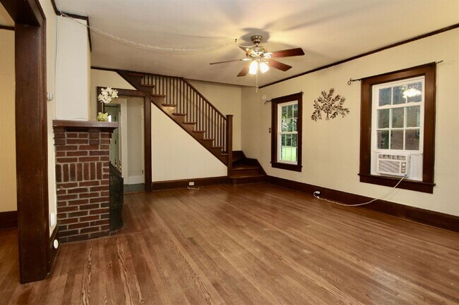 Building Photo - Charming 1950s Home Just Minutes from Downtown Harrisonburg!