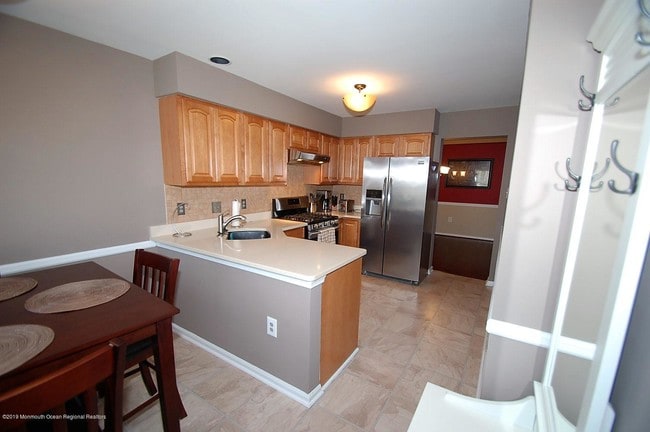 Building Photo - 802 Carnaby Ln
