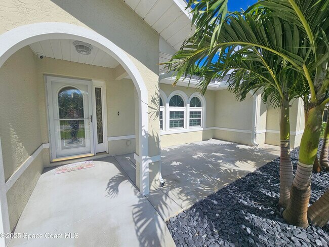 Foto del edificio - 832 Newfound Harbor Dr