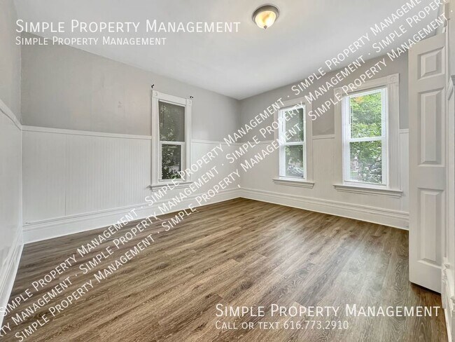 Building Photo - Spacious 3 bedroom 1 bathroom duplex!