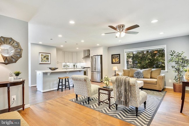 Building Photo - 510 Valley Dr SE