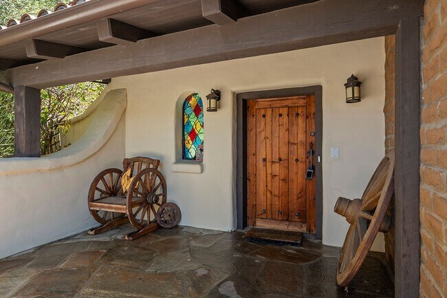 Foto del edificio - This Beautiful Hacienda Style Home combine...
