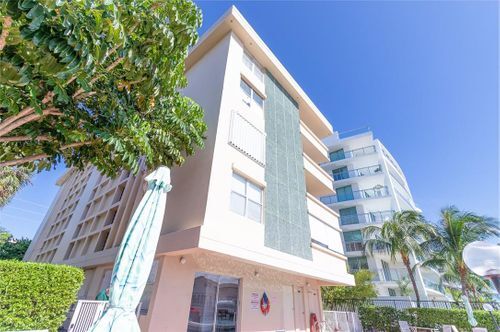 Building Photo - 9440 W Bay Harbor Dr