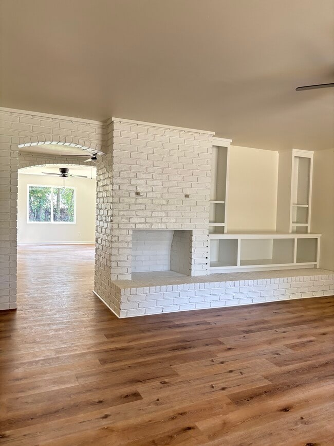 Building Photo - 512 Lakeside Dr