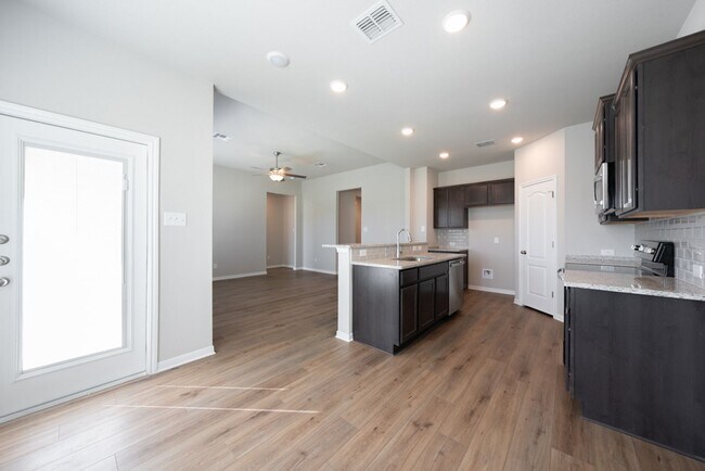 Foto del edificio - Spacious 4 Bedroom Home in South Temple – ...