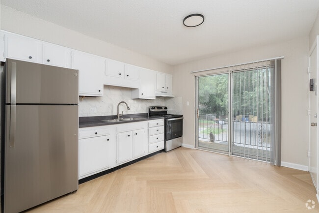 2BR, 1.5BA - 947SF - Kitchen - Gaslite Apartments
