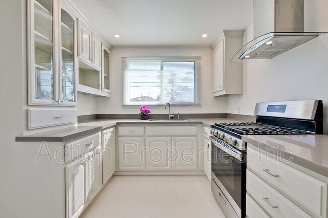 Building Photo - 1223 Camellia Dr