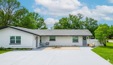 Building Photo - 636-638 Lake Palms Dr