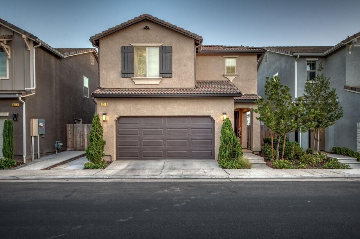 Foto principal - $2,750 - Copper & Friant, 3 bedroom Home -...