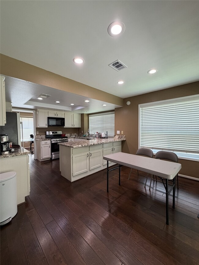 Building Photo - 2211 Brook View Ln