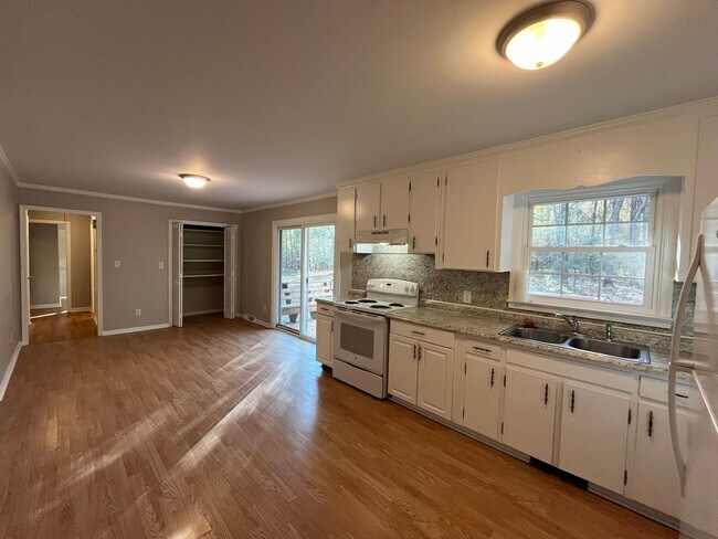 Foto del edificio - Charming 3BD, 2BA Wake Forest Home on a Large, Private Lot with a Detached 2-Car Garage, Providin...