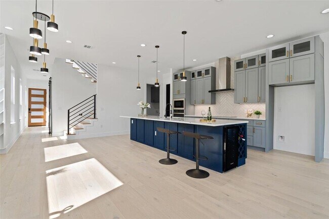 Building Photo - 501 Burton St E