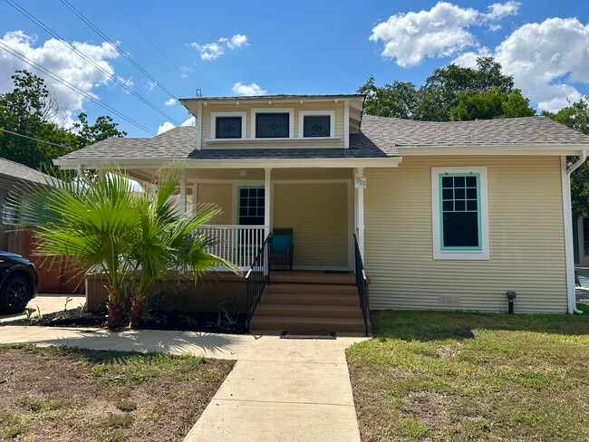 Building Photo - 711 Hunstock Ave