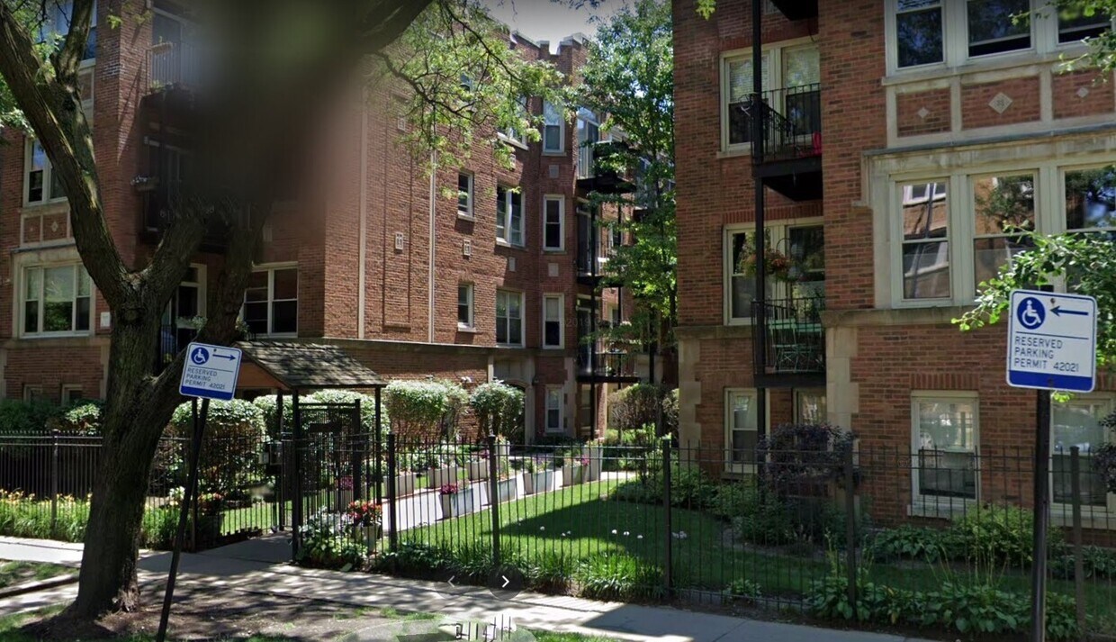 Primary Photo - 1649 W Pratt Blvd
