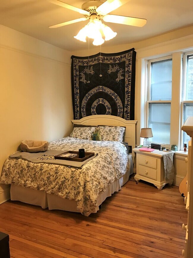 Foto del edificio - Very Spacious 2 BR/1 BA in Wrigleyville