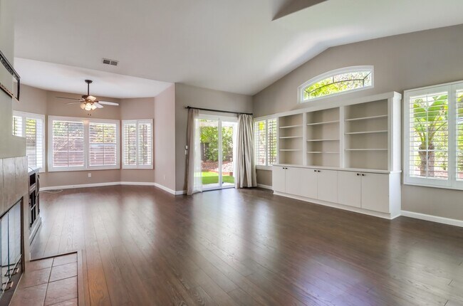 Building Photo - 1098 Torrey Pines Rd