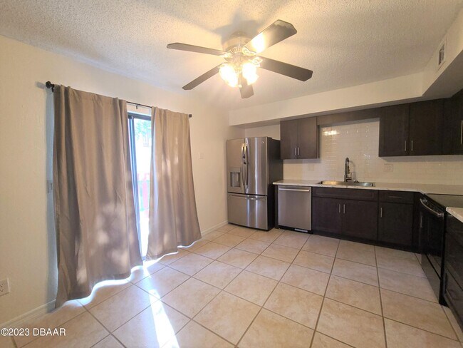 Building Photo - 2044 Oak Meadow Cir