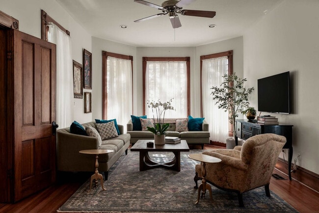 Building Photo - 1116 W 10th St