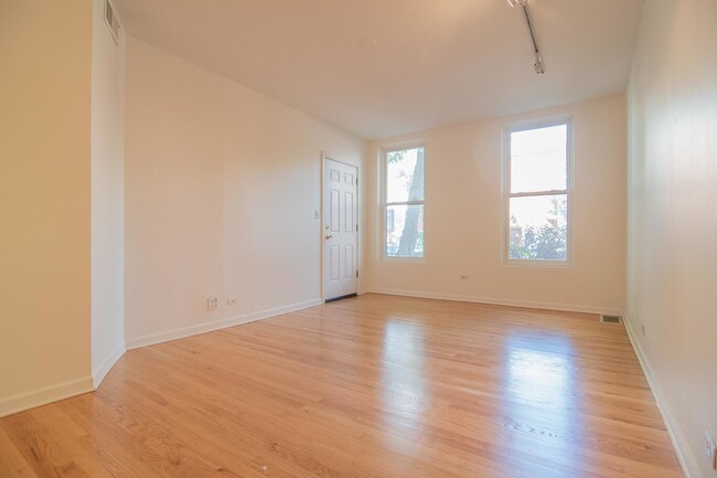 Building Photo - 954 N Honore St