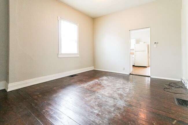 Foto del edificio - 4 bed, 2 bath Home- Close to Local Shops and Restaurants