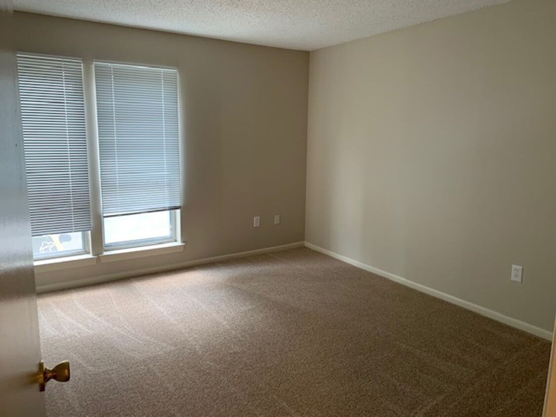 Foto del edificio - 6680 Whispering Oak Pl
