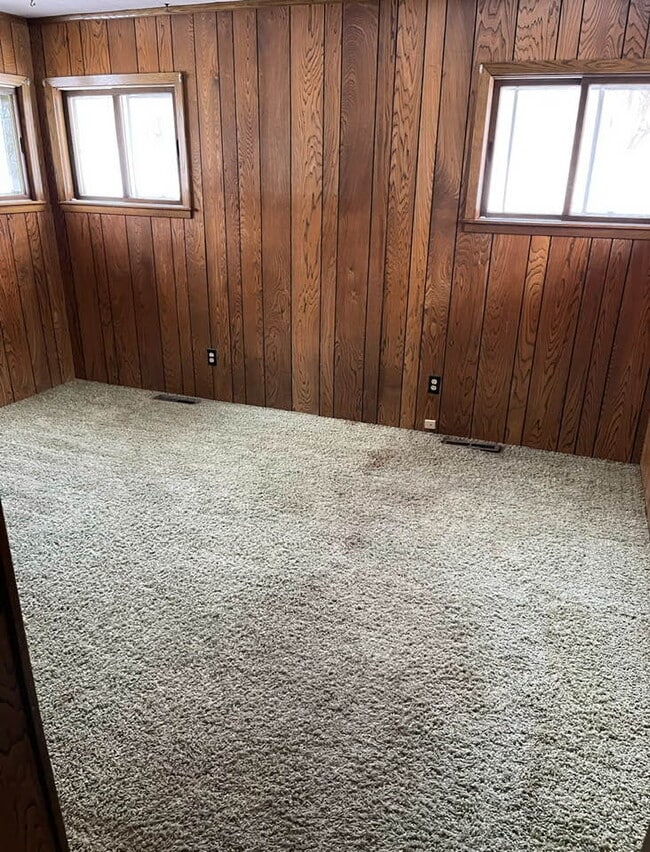 Room 2 - 1490 Sterling St S