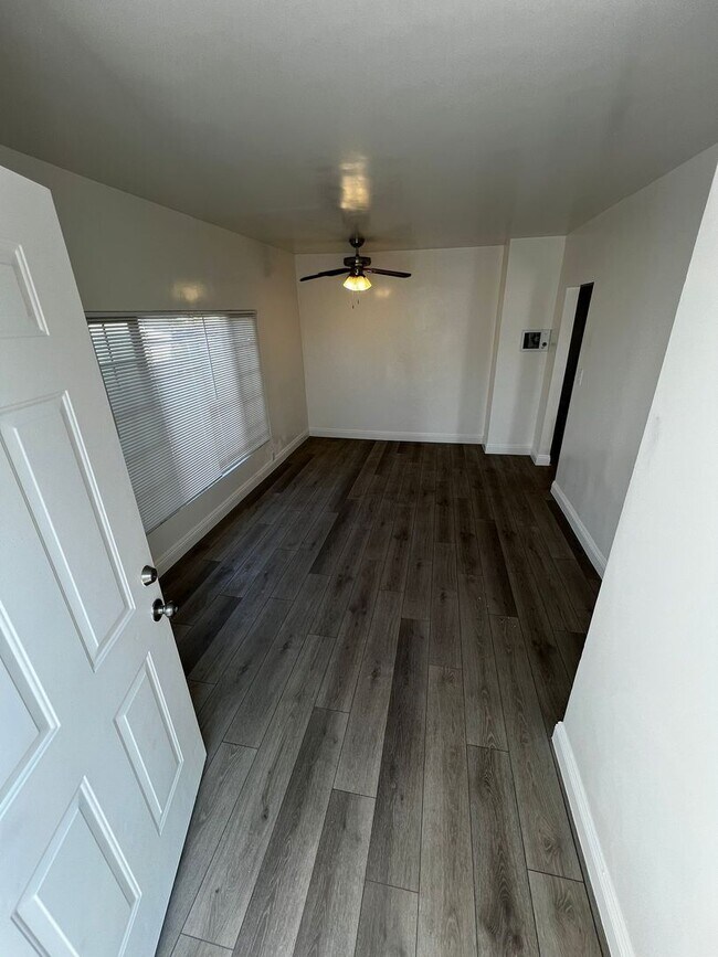 Foto del edificio - 2BR 1 BA Unit- Nice Yard and Carport, Remo...