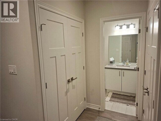 Photo du bâtiment - 5 McClay Ave