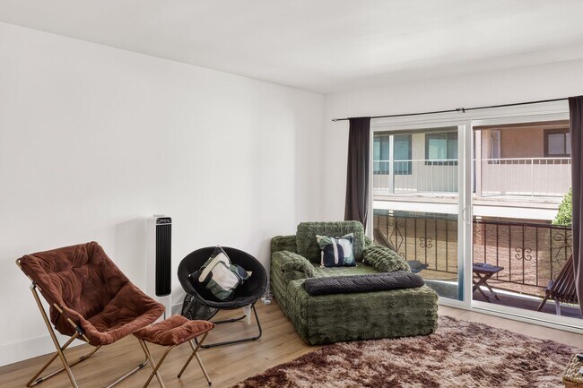 Foto del edificio - Charming 1 Bedroom Condo Just Blocks from the Beach!