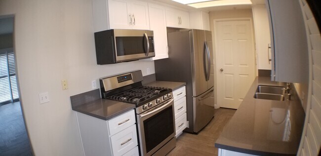 La cocina contará con un conjunto de electrodomésticos Samsung de acero inoxidable. - 14365 Foothill Blvd