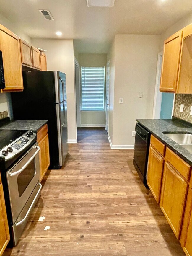 Foto del edificio - Spacious 4-bedroom, 2.5-bath home in Charlotte with convenient access to Uptown