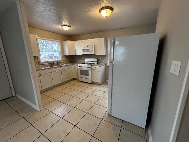 Building Photo - 1422 W 35th St